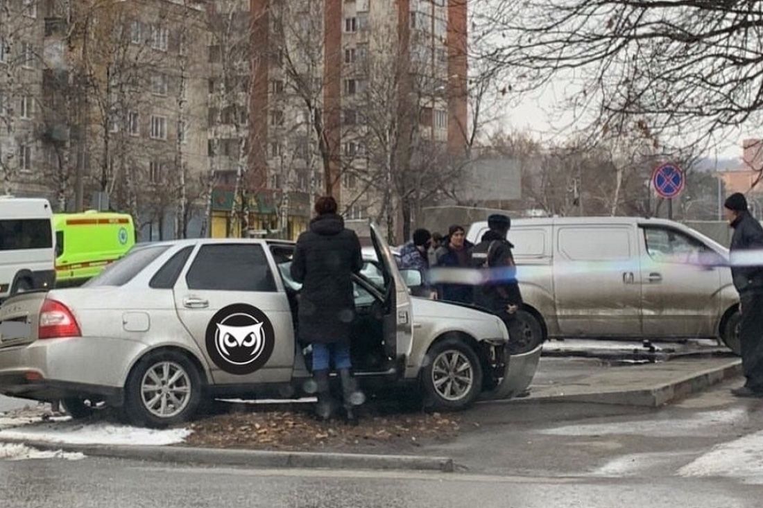 «Получила травмы лица». Очевидцы сообщили о жестком столкновении машин в центре Пензы