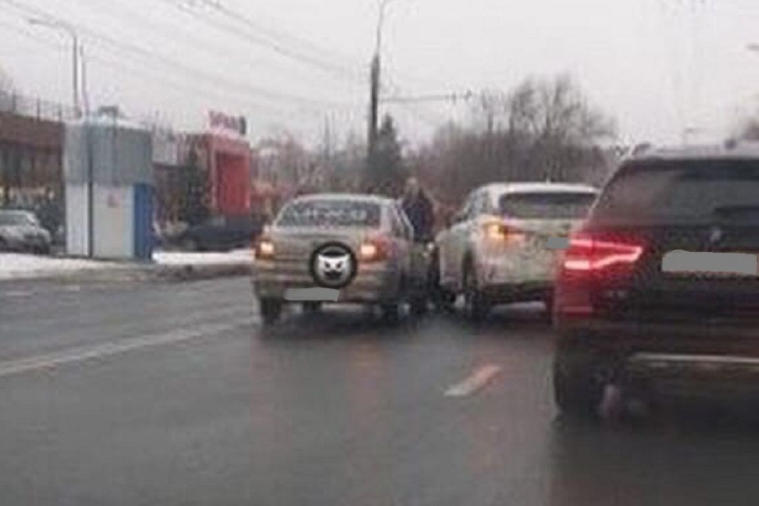 В Пензе две столкнувшиеся машины затруднили проезд по улице Суворова