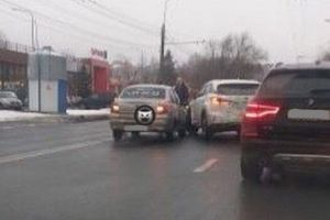 В Пензе две столкнувшиеся машины затруднили проезд по улице Суворова