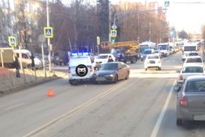 В Пензе иномарка врезалась в машину полиции