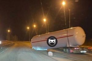 В Пензе большегруз «потерял» на дороге цистерну. Фото