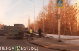 В Пензе из грузовика выпали бетонные плиты. Видео