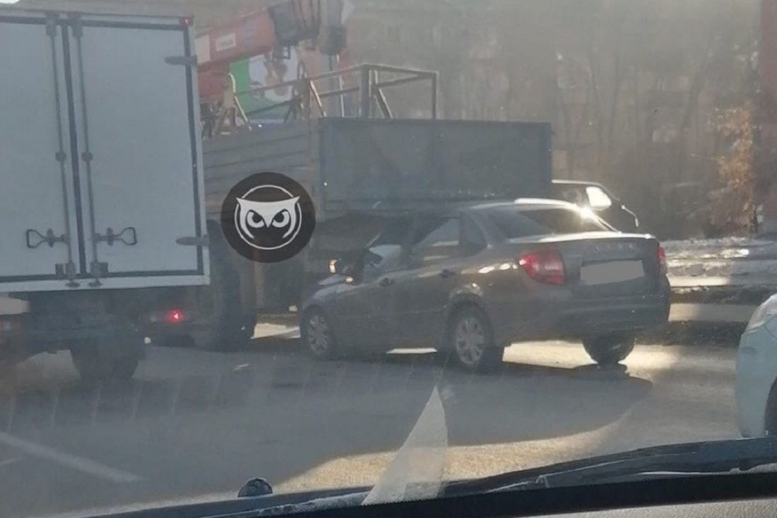 В Пензе легковушка залетела под грузовое авто