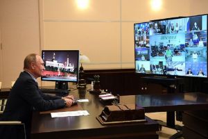 Путин поручил проработать возможность не снижать пенсию