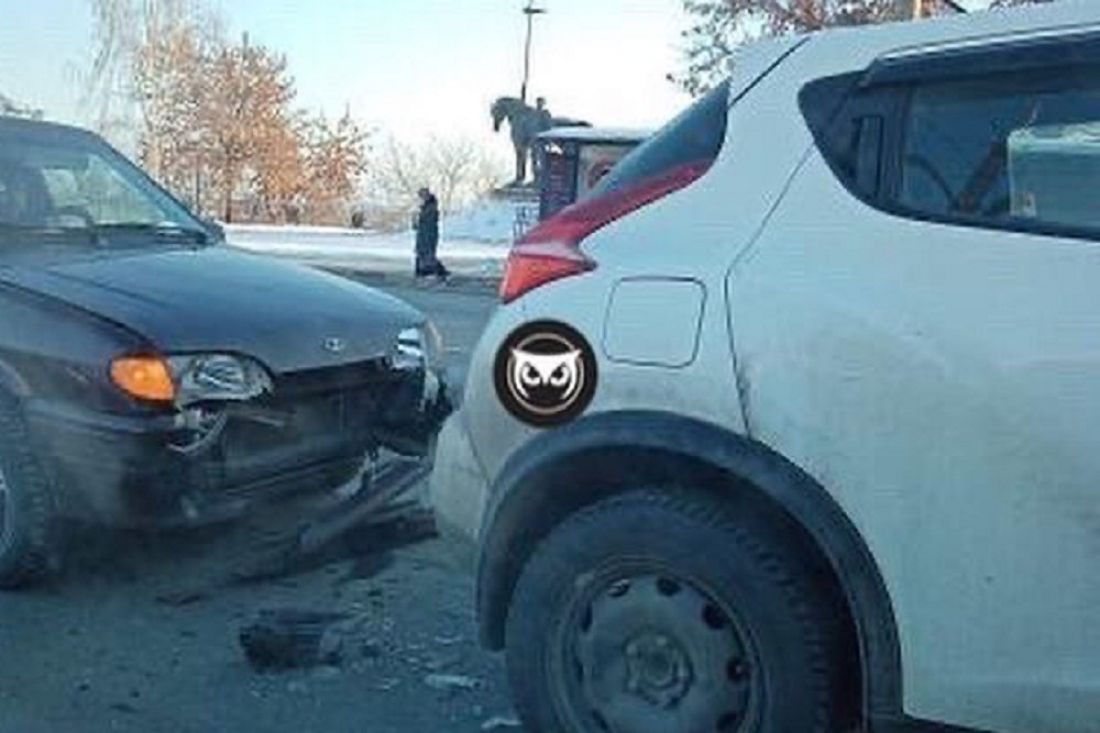 В Пензе «ВАЗ» жестко въехал в иномарку