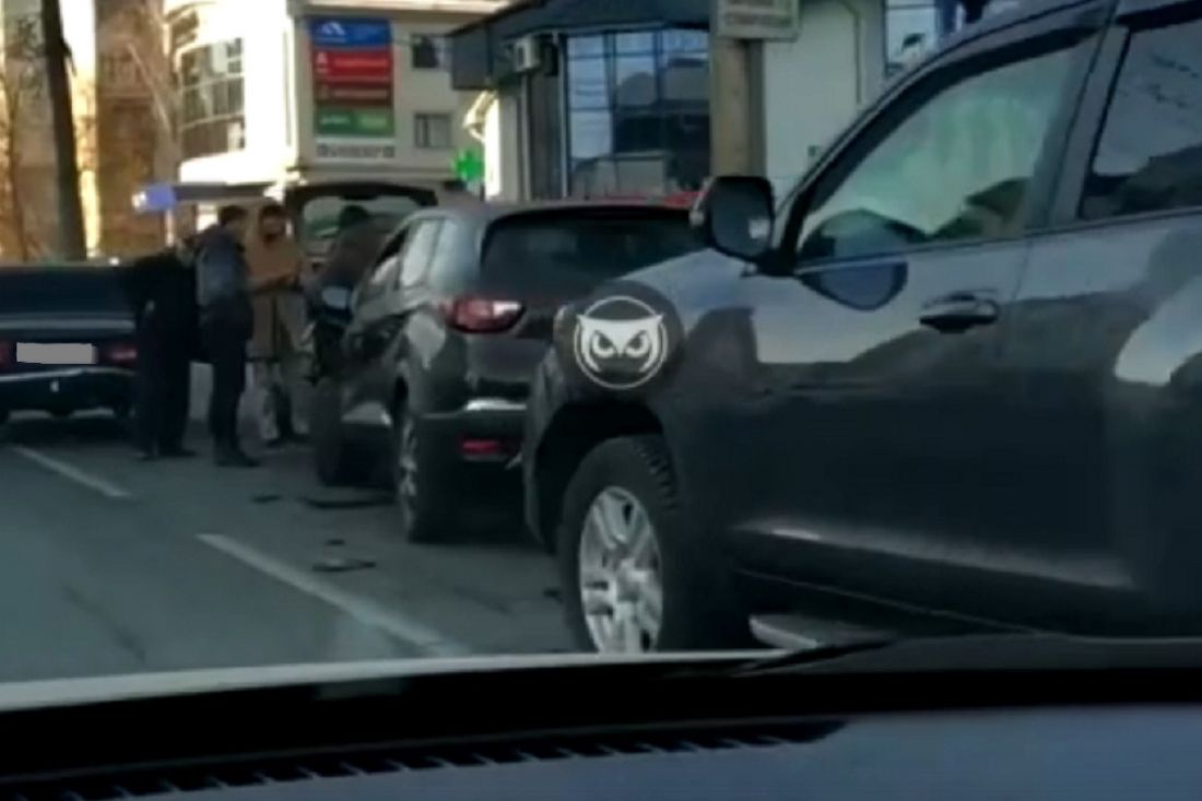 На видео попали последствия жесткой аварии в центре Пензы