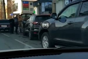 На видео попали последствия жесткой аварии в центре Пензы