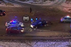 К месту ДТП в пензенском микрорайоне Арбеково прибыли сотрудники ГИБДД. Видео