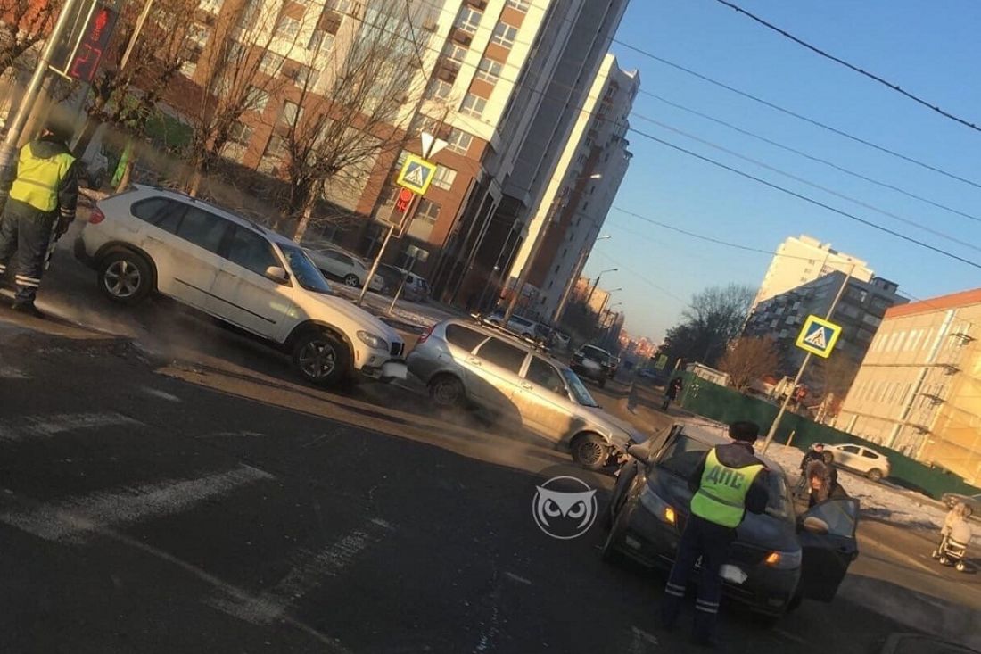 Сотрудники ГИБДД прибыли к месту аварии в пензенском микрорайоне Арбеково