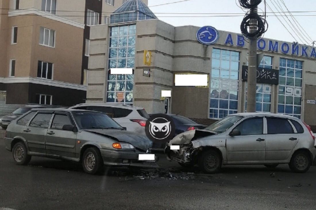 В центре Пензы «лбами» столкнулись два автомобиля. Фото