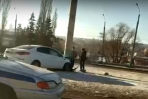 У «Глобуса» в Пензе легковой автомобиль врезался в столб