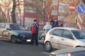 В Пензе две отечественные машины не поделили дорогу. Фото