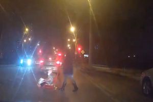 «Зато в маске». В Пензе женщина прокатила ребенка наперерез потоку машин. Видео