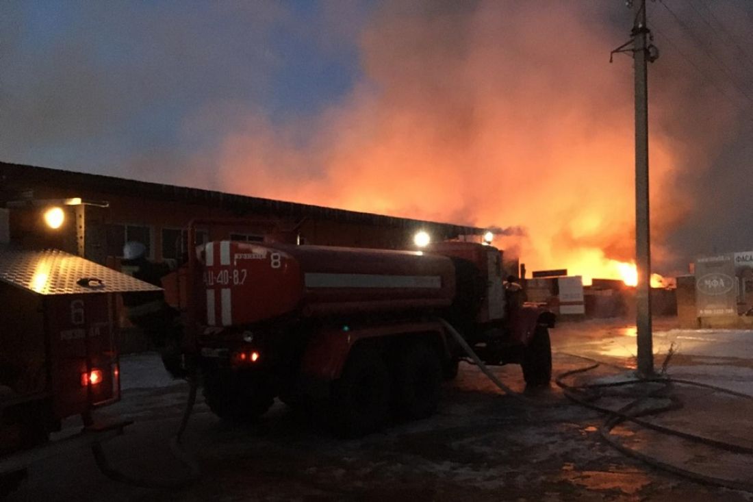 Появилось видео пожара на мебельном складе Кузнецка
