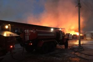 Появилось видео пожара на мебельном складе Кузнецка