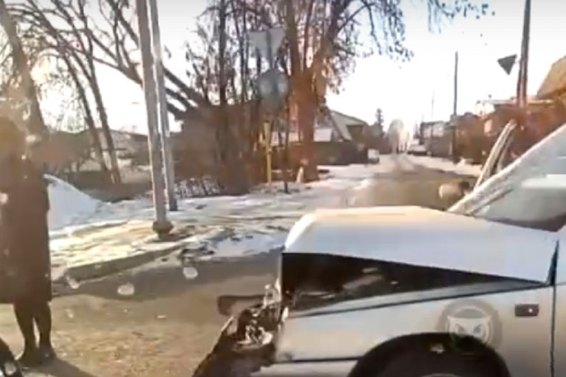 В Пензе на Окружной легковушке расплющило переднюю часть. Видео
