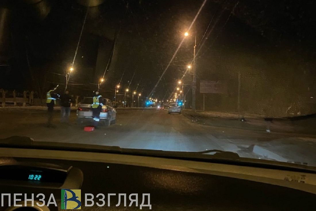 Сотрудники ДПС и дежурной части прибыли к месту дорожного инцидента в Пензе