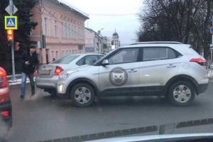 Две иномарки угодили в ДТП на перекрестке в центре Пензы