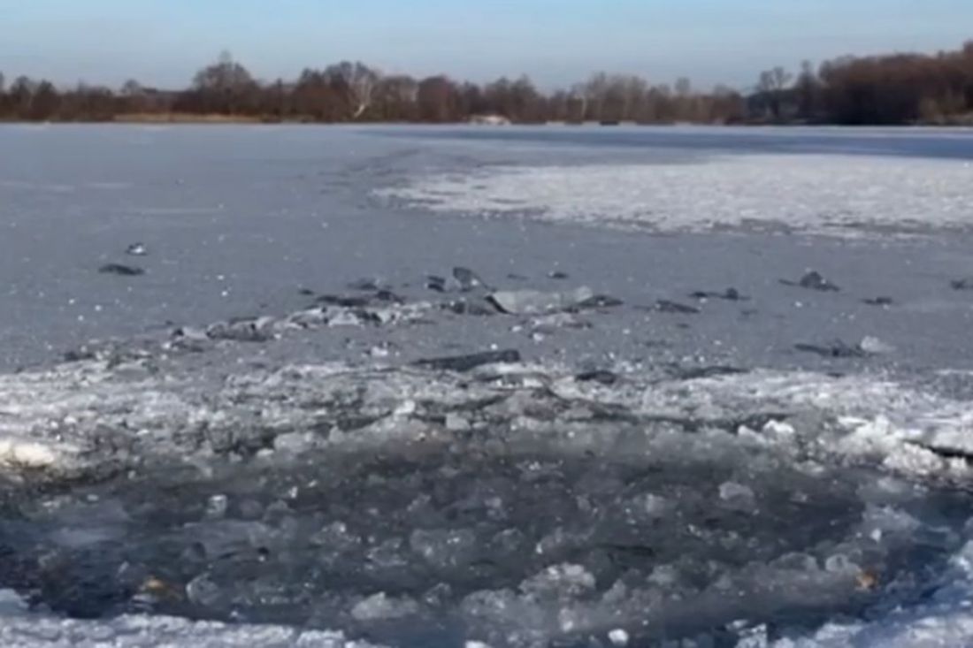 Мужчина в Пензе вынырнул из проруби в сильный мороз. Видео