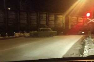 В Пензе легковушка влетела под поезд. Видео