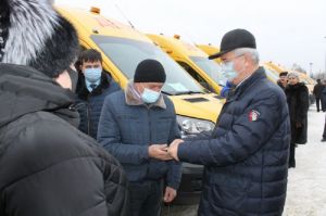 Иван Белозерцев вручил ключи от 34 новых школьных автобусов