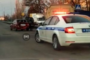 В Пензе инкассаторская машина вмяла багажник легковушке в салон. Видео