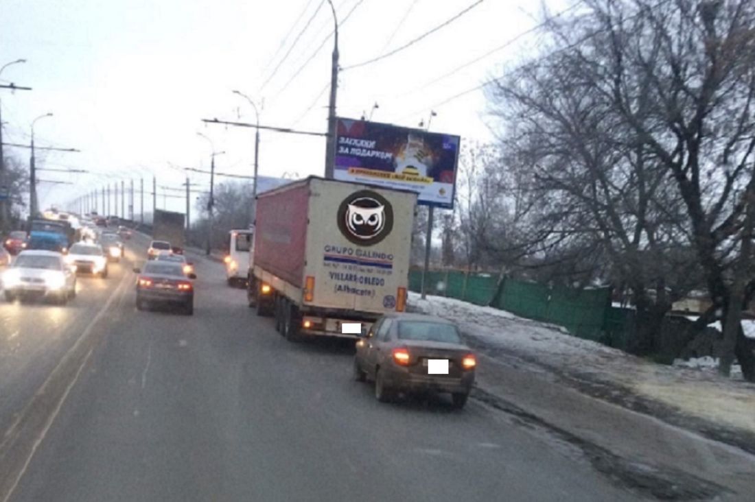 У Сурского моста в Пензе легковушка врезалась в фуру