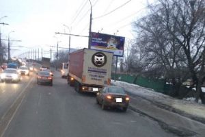 У Сурского моста в Пензе легковушка врезалась в фуру