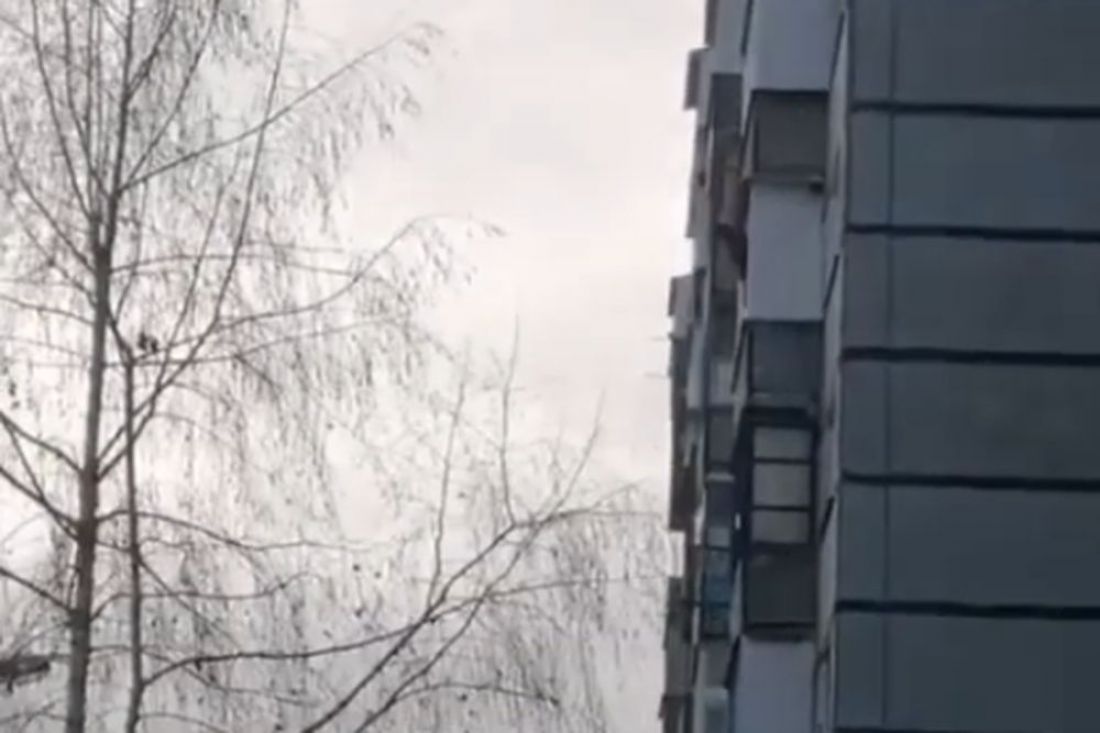 На улице Терновского в Пензе девушка грозила прыгнуть с балкона. Видео