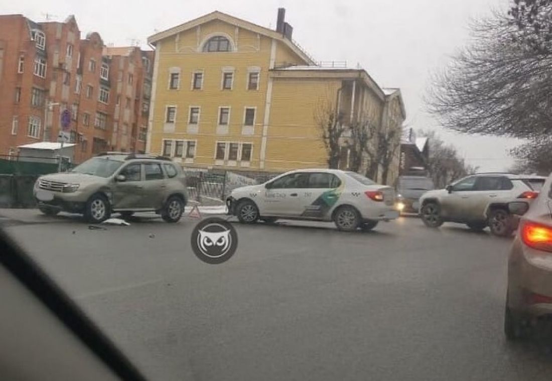 Столкнувшиеся в центре Пензы машины спровоцировали затор