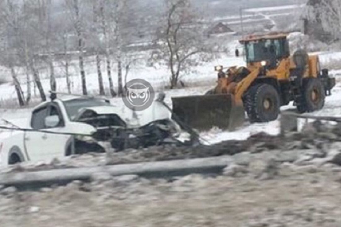 Под Пензой машина улетела в кювет со скомканным передом. Фото