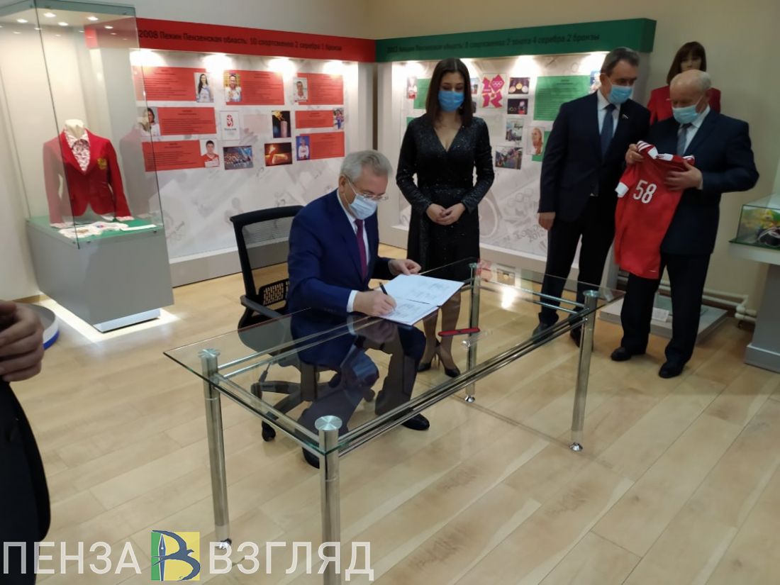 Губернатор подписал соглашение о развитии футбола в Пензенской области