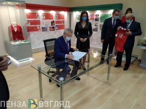 Губернатор подписал соглашение о развитии футбола в Пензенской области