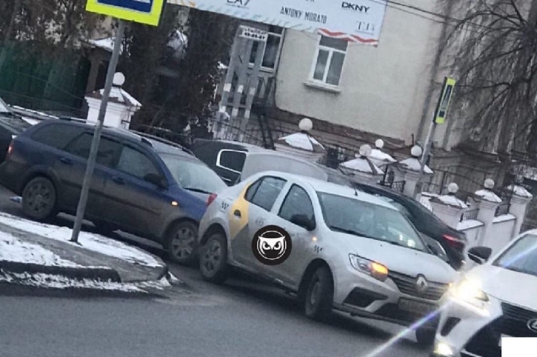 На пензенском перекрестке иномарка врезалась в «Яндекс такси»