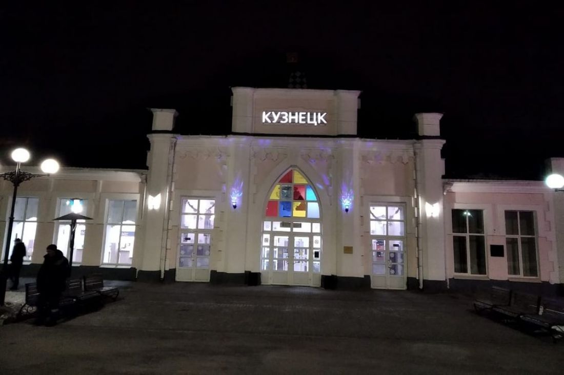 «Это деградация». В Пензенской области поражены установленной на вокзале «парящей елкой». Фото