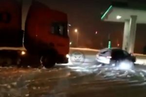 Чудо в Пензе. Легковой автомобиль вытянул из снега буксующую фуру. Видео
