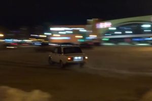 «Сельский дрифт». Около ТЦ в Пензе водители устроили опасные забавы