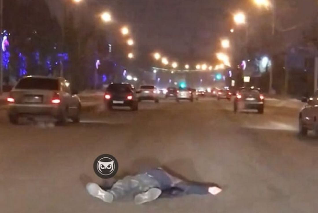 В Пензе мужчина лег на проезжей части