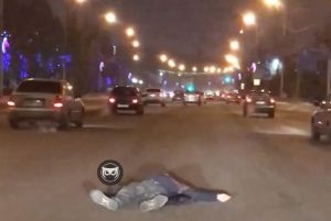 В Пензе мужчина лег на проезжей части