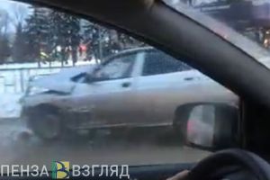 На видео попали последствия жесткой аварии на Западной поляне в Пензе