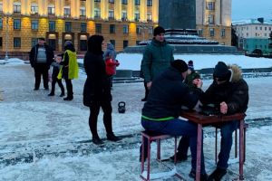 В центре города пензенцы посоревновались в дартсе и стрельбе