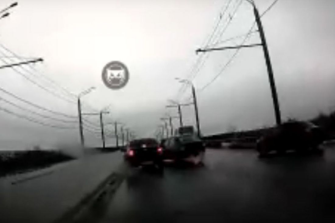 В Пензе на видео попал момент внезапной аварии на Сурском мосту