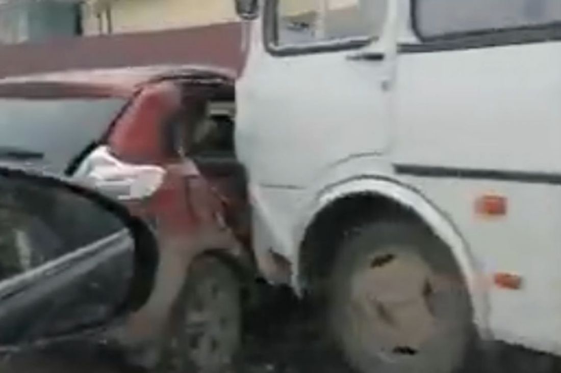 В Пензе на видео попал момент жесткой аварии с автобусом