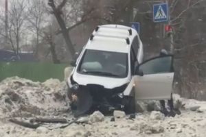 В Пензе водитель жестко врезался в высокий сугроб. Видео