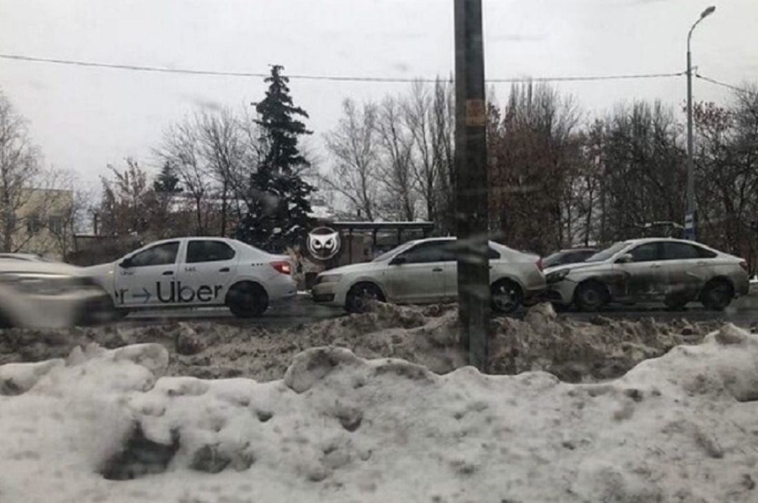 В Пензе «паровозиком» столкнулись три автомобиля