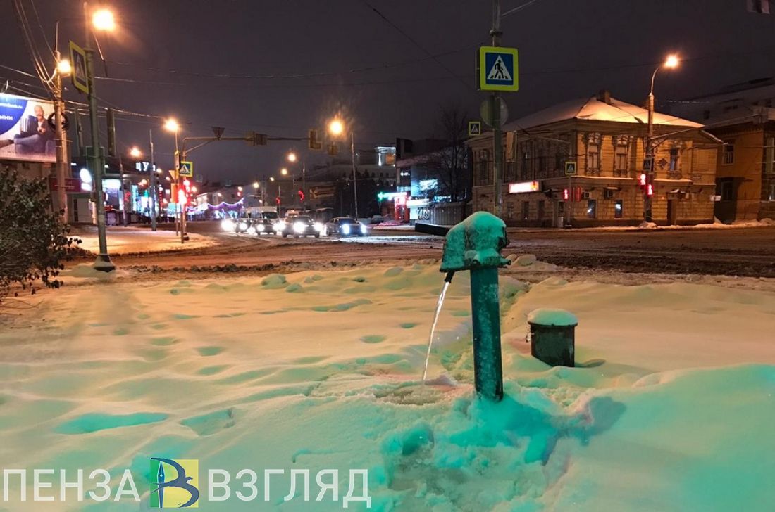 В центре Пензы из колонки беспрерывно течет вода