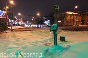 В центре Пензы из колонки беспрерывно течет вода