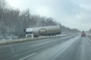 Под Кузнецком фура улетела в кювет