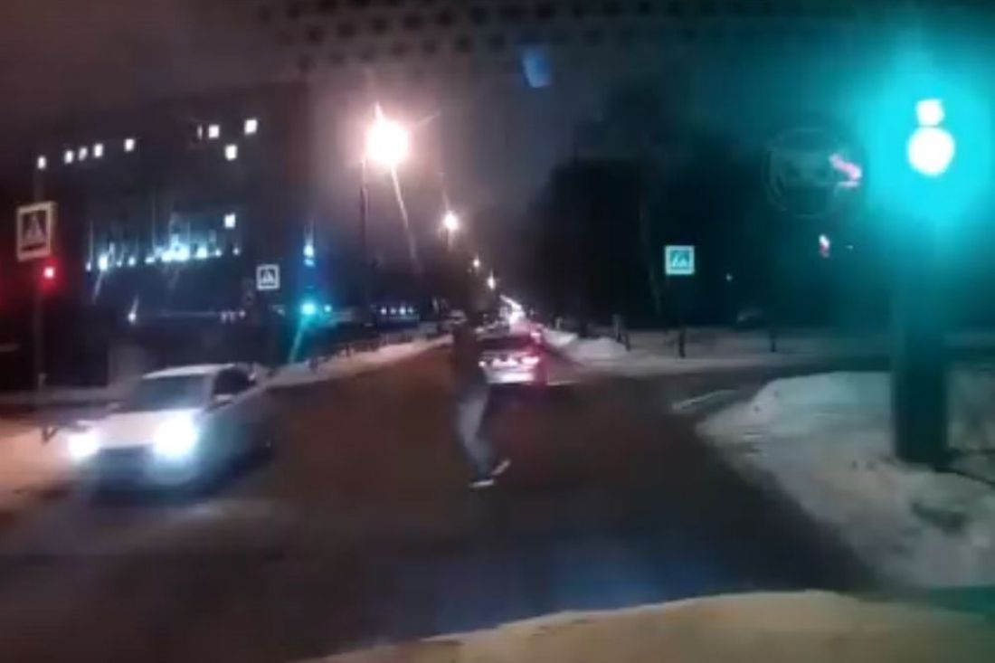 В Пензе пешеход шагнул под колеса автомобиля. Видео