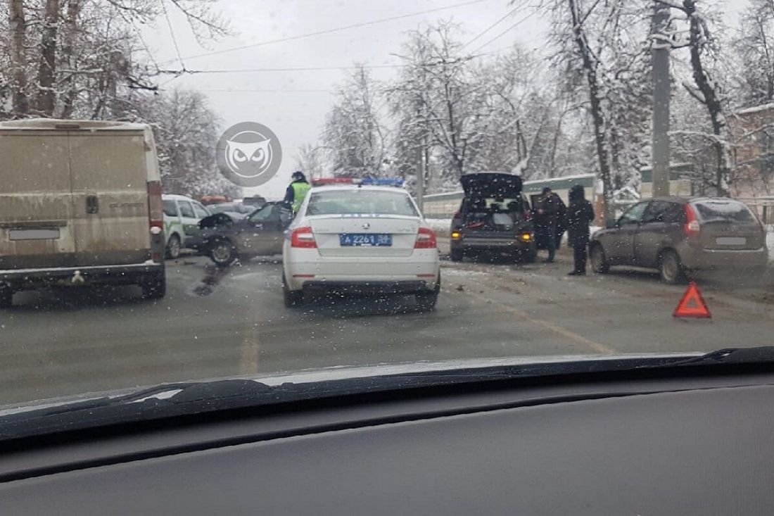 К месту жесткой аварии в Пензе прибыли сотрудники ГИБДД. Фото